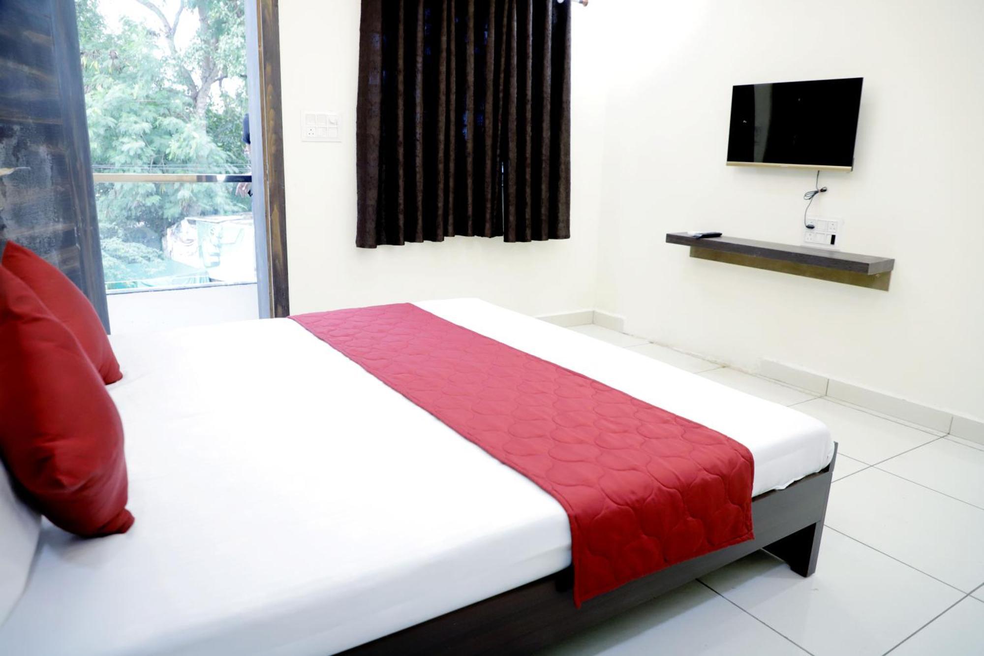 Hotel Jag Laxmi Palace Prime Location Main Road Near Mahakal Temple And Railway Station Удджайн Экстерьер фото