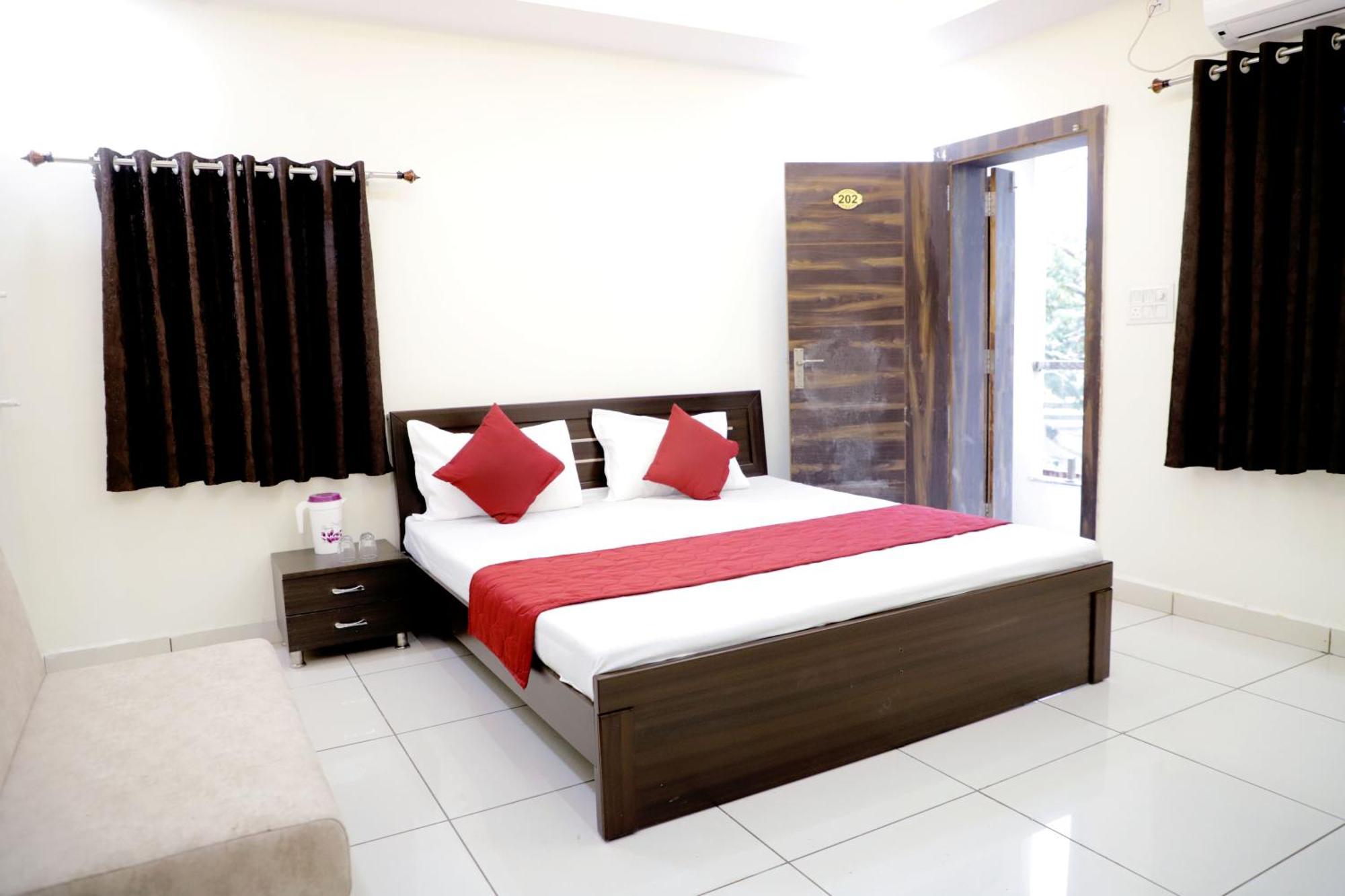 Hotel Jag Laxmi Palace Prime Location Main Road Near Mahakal Temple And Railway Station Удджайн Экстерьер фото